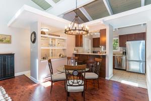 une cuisine et une salle à manger avec une table et des chaises dans l'établissement The perfect getaway for a small group or families, à Incline Village