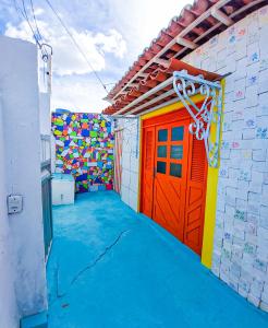 a room with a brightly colored door and a building at FLAT DA DANI Galinhos RN in Galinhos