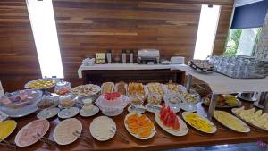 Entremares Hotel في ريو دي جانيرو: طاولة مع مجموعة من الأنواع المختلفة من الطعام