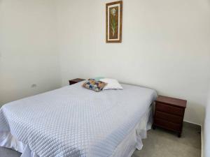 a white bed with a pillow on top of it at Linda Edícula com 2 Dormitórios in Piracicaba