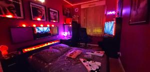 a room with a bed in a room with red lights at Love Room Chambre Privée Chez Habitant proche gare rer 5 minute à pied in Aulnay-sous-Bois