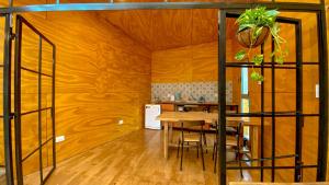 une salle à manger avec une table et une cuisine dans l'établissement Casa Almeria, à Santa Clara del Mar