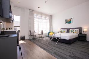 Postel nebo postele na pokoji v ubytování Quest Invercargill Serviced Apartments + 17 fotografií