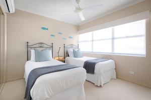 Postel nebo postele na pokoji v ubytování Unit 9 Andari Fantastic Holiday Apartment in Sunshine Beach Stunning Views Opposite Beach Access