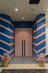 ジャイプールにあるRoyal Rawal - Luxury Boutique Hotelの青と白のストライプとドアが特徴のロビー +62枚の写真