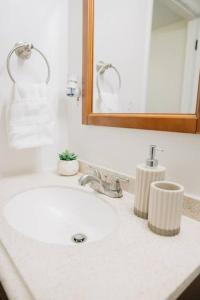ein Badezimmer mit einem weißen Waschbecken und einem Spiegel in der Unterkunft Cozy Apartment a few steps from The Capitol in Salt Lake City