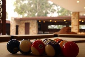un grupo de bolas de taco en una mesa de billar en Lujosa Casa Campestre 5 estrellas a 18 min de Cali, en Cali