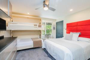een slaapkamer met 2 bedden en een rood hoofdeinde bij Mountainside Inn 419-21 Hotel Room in Telluride