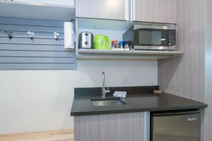 una cucina con lavandino e forno a microonde di Mountainside Inn 419-21 Hotel Room a Telluride