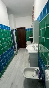 un baño con lavabo e inodoro en Casa di Paola 2, en Asti 5 fotos más