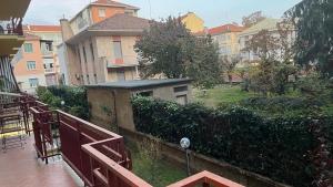 balcón con vistas a un parque y a los edificios en Casa di Paola 2, en Asti