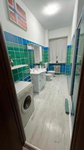 y baño con lavadora. en Casa di Paola 2, en Asti
