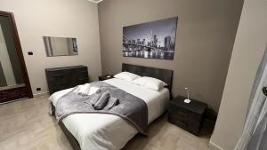 1 dormitorio con 1 cama y una foto de la ciudad en Casa di Paola 2, en Asti