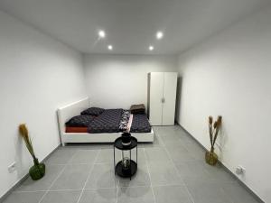 una camera bianca con un letto di Le Paisible a Pontcarré