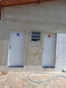dos puertas en el lateral de un edificio en Lindo Sítio, Itapeva MG a 120km, en Itapeva