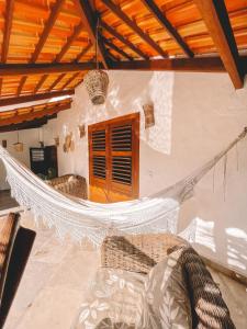a hammock in a living room of a house at Pousada Fortal Preá in Prea