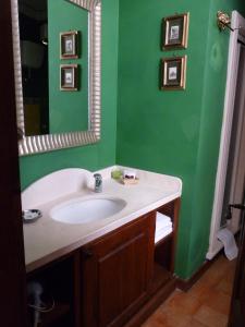 y baño con lavabo y espejo. en Grancia dei Celestini, en Sulmona