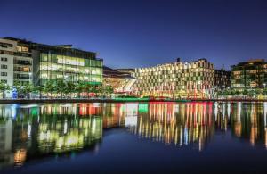 un perfil urbano con edificios y un río por la noche en Luxury Townhouse, en Dublín