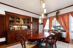 ein Esszimmer mit einem Holztisch und Stühlen in der Unterkunft The Betty - A 1920s Vintage Bungalow in Portland
