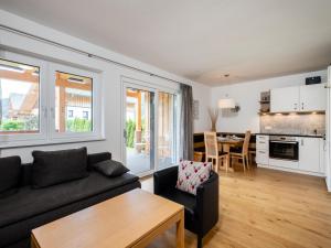 salon z kanapą i stołem w obiekcie Panorama Top 2 w mieście Mauterndorf