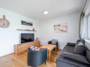 salon z kanapą i stołem w obiekcie Panorama Top 2 w mieście Mauterndorf