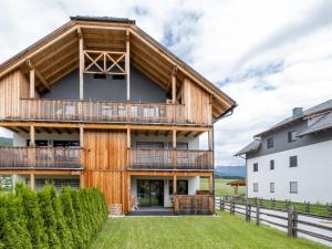 drewniany dom z dachem naczółkowym w obiekcie Panorama Top 2 w mieście Mauterndorf