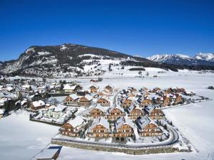 widok z lotu ptaka na ośrodek w śniegu w obiekcie Panorama Top 2 w mieście Mauterndorf
