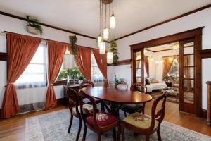 ein Esszimmer mit Tisch und Stühlen in der Unterkunft The Betty - A 1920s Vintage Bungalow in Portland + 23 Fotos