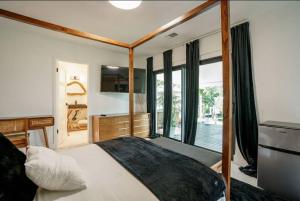 Llit o llits en una habitació de Waterfront Villa home close to hardrock, airport beach, nightclubs, restaurants and more