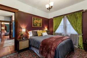 ein Schlafzimmer mit einem großen Bett in einem Zimmer in der Unterkunft The Betty - A 1920s Vintage Bungalow in Portland