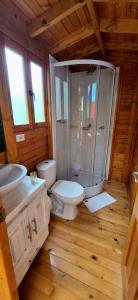 uma casa de banho com um chuveiro, um WC e um lavatório. em NG Glamping a 20 min de Neiva em Neiva