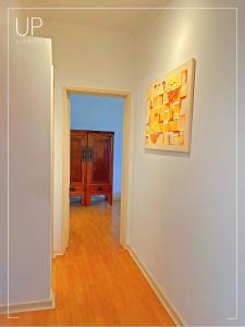 um corredor com uma porta e um quadro na parede em SIX by UP Lisbon I Your home away from home em Lisboa