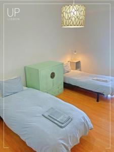 una habitación con 2 camas y un tocador. en SIX by UP Lisbon I Your home away from home, en Lisboa