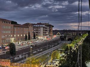 una città con un sacco di auto sull'autostrada di Casa Menna a Roma