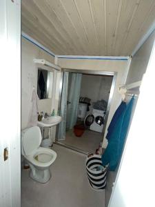ein kleines Bad mit WC und Waschbecken in der Unterkunft Little adorable red in Kiruna