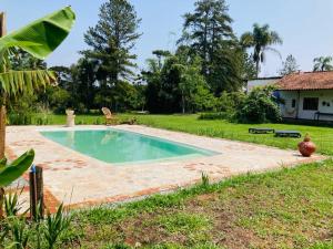 una piscina nel cortile di una casa di Casa de Fazenda na Ecovila Sustentar, 38km de SP a Embu-Guaçu