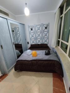 ein Schlafzimmer mit einem Bett mit einer Orange darauf in der Unterkunft royal beach resort hurghada in Hurghada