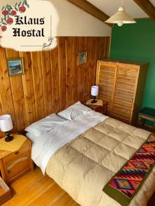 1 dormitorio con 1 cama y 2 mesitas de noche con lámparas en Hostal Klaus, en Pucón