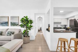 Η κουζίνα ή μικρή κουζίνα στο King Bed, Long-Term - Tropical Oasis! +16 φωτογραφίες