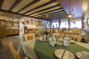 a restaurant with tables and chairs in a room at Zum Bräu-Toni in Dietfurt