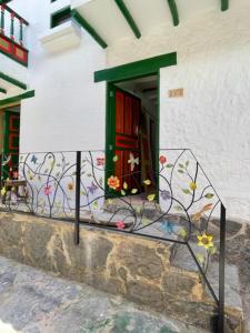un bâtiment avec une porte ornée de fleurs peintes sur lui dans l'établissement La Puerta, à Duitama