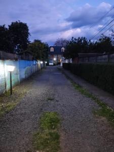 洛桑赫萊斯的住宿－Hostal NFrocket，一条空荡荡的街道,晚上有一辆汽车驶向马路