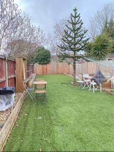 a backyard with a table and chairs and a fence at En-suite near Stratford in a guesthouse in London