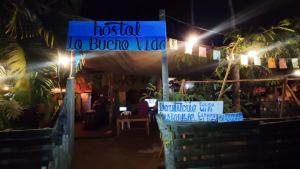 een bord dat hostel la buena vida 's nachts leest bij Hostal La Buena Vida Mazunte in Mazunte