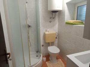 Ένα μπάνιο στο Holiday house with a parking space Rovinj - 21994