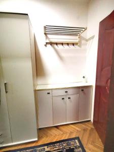 a room with white cabinets and a shelf on the wall at Apartman Mirka 1 in Karaburma