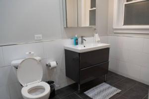 łazienka z toaletą i umywalką w obiekcie Charming 4BR unit in Historic Hyde Park near Beach w Chicago