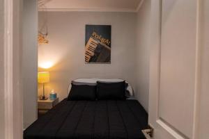 małą sypialnię z łóżkiem w pokoju w obiekcie Charming 4BR unit in Historic Hyde Park near Beach w Chicago