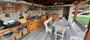 Kuchyňa alebo kuchynka v ubytovaní Gyöngyvirág Apartman