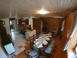 una mesa de comedor con platos en la cocina en Family friendly house with a parking space Brestova Draga, Gorski kotar - 21977 en Delnice